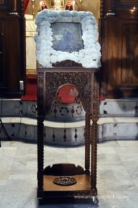 حاملة ايقونات من ابداع يدي الفنان جورج زيتون