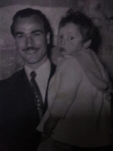 الحرفي الفنان جورج زيتون يحملني وانا بعمر سنتين