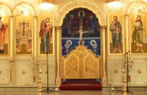 باب الكبير في ايقونسطاس كنيسة الصليب المقدس من ابداع يدي الفنانين فارس وجورج زيتون تقدمة عن صحة العائلة مع البابين المماثلين للأيقونساسين الجانبيين الأيمن والأيسر