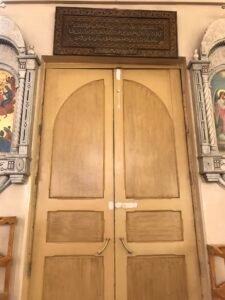 لوحة الصلاة الربانية حفر يدي والدنا المبدع جورج وتقدمة اخي عبود لراحة نفس اخينا الاصغر الشهيد مروان الى كنيسة الصليب المقدس فوق الباب اليميني للكنيسة