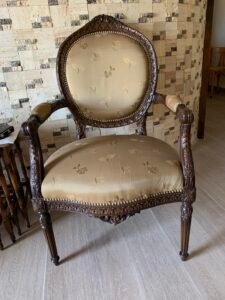 كرسي من غرفة صالون البيت من ابداع يدي الفنان جورج