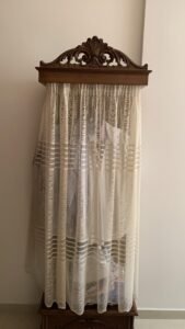 من مفروشات غرفة نومي حفر والدي المبدع جورج