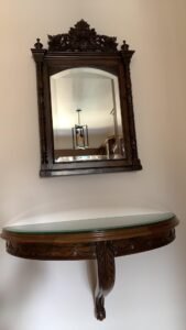 مراية ببرواز فخم اثري مع القنصلية من ابداع يدي الفنان جورج