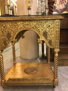 طاولة الاكليل من ابداع يدي المبدع جورج وتقدمته الى كنيسة الصليب المقدس