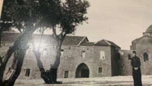 صورة تاريخية لواجهة الدير ويبدو احد الرهبان تلاميذ المدرسة الاكليريكية وتعود الصورة الى العقد الثاني من القرن 20