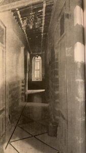 الدهليز الذي يصل مابين باحة البيت الخارجية وباحة المدرسة الداخلية وفي منتصفه يمينا باب الكنيسة الرئيسي الغربي