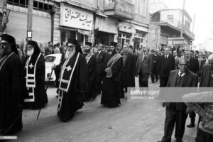 هكذا كانت تجري الجنازات سيرا على الاقدام يبدو المطران الكسندروس عساف البقاعي الوكيل البطريركي رئيس خدمة الجنازة مع الموكب الكهنوتي والعلماني من كنيسة الصليب المقدس الى باب توما فباب شرقي الى المدفن الصورة تعود الى عام 1962 تقريبا وفي منتصف شاع القصاع بين برج الروس وساحة باب توما