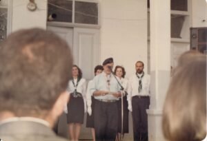 القائد جوزيف زيتون في مدرسة الآسية في حفل تأسيس فرقة كشافة مدرسة الآسية وفوج الصليب المقدس الكشفيين عام 1994 وفي الخلف فريق من القادة المساعدين