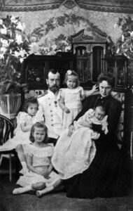 القيصر نيقولاس الثاني مع زوجته ألكساندرا وأبنائهم.