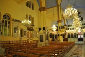 داخل كنيسة الصليب المقدس بالقصاع