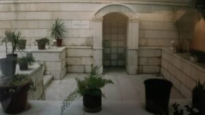 مدفن البطاركة الجديد الذي احدثه البطريرك اغناطيوس هزيم زمن تجديد المريمية اواخر القرن 20 والغى المدفن القديم ونقل المدفن الى تحت هيكل المريمية شرقا بناووس مهيب وسط الحديقة مع رفات البطاركة ونبذة عن كل منهم وووجوه برونزية لهم وجهز مدفنه ودفن به اواخر عام 2012