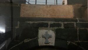 هنا باب دار البطريركية في القرن 16 وعلى ساكف الباب كتابة باليونانية تعود الى زمن البطريرك مكاريوس ابن الزعيم حيث كان يقيم فيه وهو اليوم بيت قندلفت المريمية