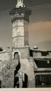 المئذنة العمرية التي كان يتم المرور الى الصرح البطريركي وكنائسه من تحتها ويبدو في عمق الصورة دار المطبعة البطريركية واسطبل خيول البطريركية هدمت في عام 1953 واستعيض عنها بالقصر البطريركي بواجهته الجنوبية الحالية وذلك زمن البطريرك الكسندروس طحان