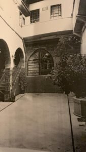 الفناء بين الكنيسة والمدرسة وهذه الغرفة كانت لنظارة المدرسة