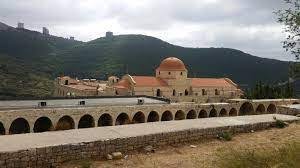 مشهد بانورامي للدير مع سوق العرضي