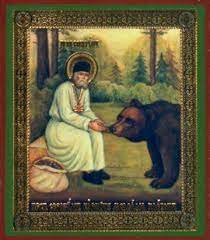 قديسنا يطعم الدب في الغابة