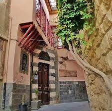 حي آيا ماريا ( القيمرية) هنا عاش مسيحيو دمشق في هذه البيوت وعملوا في خاناتها وصلوا في المريمية التي تنسب اليها حارتهم ( آيا ماريا- المريمية قبل نكبتهم 1860 