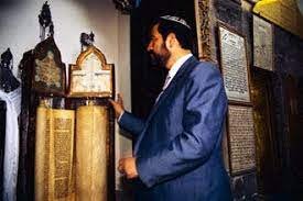 الحاخام ابراهيم حمرا رئيس الطائفة اليهودية في سورية داخل كنيس جوبر