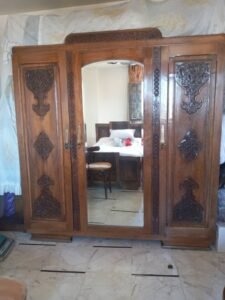 خزانة حفر عربي غرفة نوم الفنان جورج ويبدو ظاهرا في المرآة سرير الغرفة