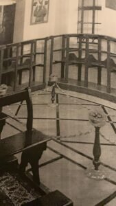 مكان رشح الزيت في وسط الكنيسة