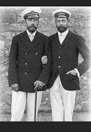 على يسار الصورة القيصر الروسي نيقولا الثاني وعلى يمينها ملك بريطانيا جورج الخامس