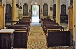 الكنيسة من الداخل