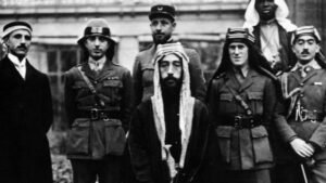 الأمير فيصل، ملك سورية و الذي صار بعد ذلك ملك العراق، مع أفراد حاشيته في مؤتمر باريس للسلام عام 1919 ويظهر على يمينه العقيد لورانس بغطاء الرأس العربي، كما يظهر نوري السعيد (الثاني من يسار الصورة) الذي صار رئيسا للوزراء فيما بعد