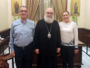 في الدار البطريركية غبطته مع السيدة نايلة ألماظ والسيد فادي ألماظ أحفاد الأب الشهيد في الكهنة حبيب خشة