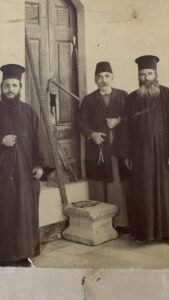 القديس الخوري الشهيد نقولا خشة الدمشقي في زاوية من زوايا الدار البطريركية مع احد الشمامسة وبواب البطريركية عام ١٩٠٧ قبل ذهابه الى مرسين معتمدًا بطريركيا فيها