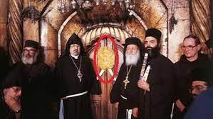 امام القبر المقدس قبل نزع الاختام عنه