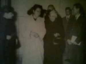 ترافق رئيسة وزراء الهند انديرا غاندي بصفتها عضو قيادة الاتحاد الوطني لطلبة سورية