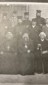 في حرم الجامعة الاميركية ببيروت لمازارها غبطته الى يساره البروفسور دانيال بليس رئيس الجامعة والى يمينه الارشمندريت ايليا الصليبي