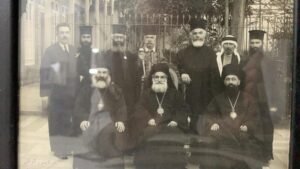 غبطته في حديقة دار البطريركية القديمة بدمشقوالى يمينه المطران ملاتيوس قطيني مطران ديار بكر وعن يساره المطران فوتيوس خوري وخلفه الارشمندريت اثناسيوس كليلة وبجانبه الارشمندريت جرمانوس تادروس والخوري ايوب سميا والقواص الاشا