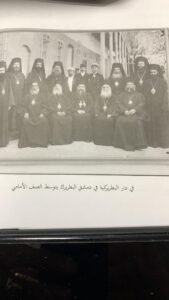 صورة غبطته واعضاء المجمع المقدس في حديقة الدار البطريركية