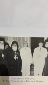 البطريرك الكسندروس مع رئيس الجمهورية السورية هاشم الاتاسي ورئيس الوزاء الغزي في القصر الجمهوري حين تقليده وسام بني امية الكبير 1954