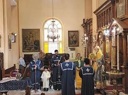 المطران يرفع كأس القربان