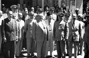 القمة السورية اللبنانية في يوليو 1949، ويظهر في الصورة من اليمين إلى اليسار الرئيس اللبناني بشارة الخوري ورئيس وزرائه رياض الصلح والرئيس السوري حسني الزعيم ورئيس وزرائه محسن البرازي.