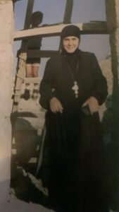 الحاجة كاترين عند البدء بمشروع اعادة بناء دير الشاروبيم