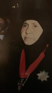 في يوبيلها وفي عنقها وسام الكرسي الانطاكي المقدس