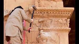 داعشي يدمر آثار تدمر