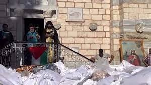 مطران غزة الارثوذكسي من دمار كنيسة القديس برفيريوس يصلي على شهداء الكنيسة المسيحيين بعد قصف الكنيسة في الحرب على غزة في 7 تشرين الاول 2023