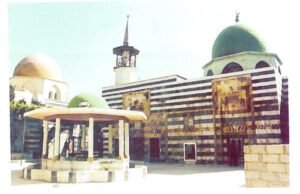 الفناء الداخلي لمسجد او دير خالد...