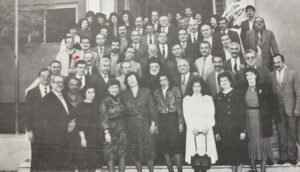 صورة للذكرى في حفل تكريم اوائل الطلبة من الاول الاعدادي الى الثاني الثانوي في عام 1989 على درج باحة المدرسة غبطة البطريرك اغناطيوس الرابع متوسطا الصورة مع الكادرين الاداري والتدريسي نحن بدلالة السهم قام غبطته بتوزيع الجوائز النقدية والعينية على المتفوقين