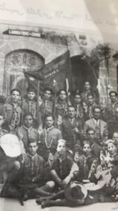 فرقة كشافة الآسية ويبدو شكل باحة المدرسة