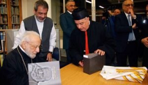 المطران خضر وقّع مجموعة 'المعلم' قديسون وآيات وطقوس ولاهوت وفلسفة 