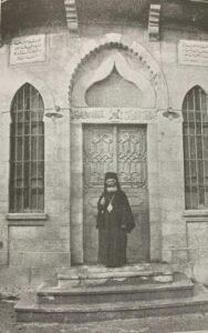 المطران اثناسيوس كليلة امام واجهة الميتم وبابه الاساس بحارة الصليب المقدس عام 1934