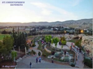 حديقة الدير الجميلة بين الدير القديم وواجهة المركز