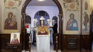 ايقونسطاس كنيسة مار ميخائيل وهي من تصوير الفنان الياس زيات