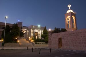باب الدير مع واجهة المركز ليلاً