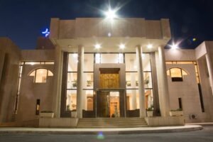 واجهة المقر الرئيسية ليلاً